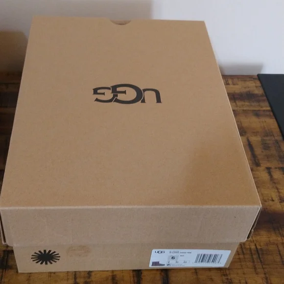 UGG - Picture 5 of 5